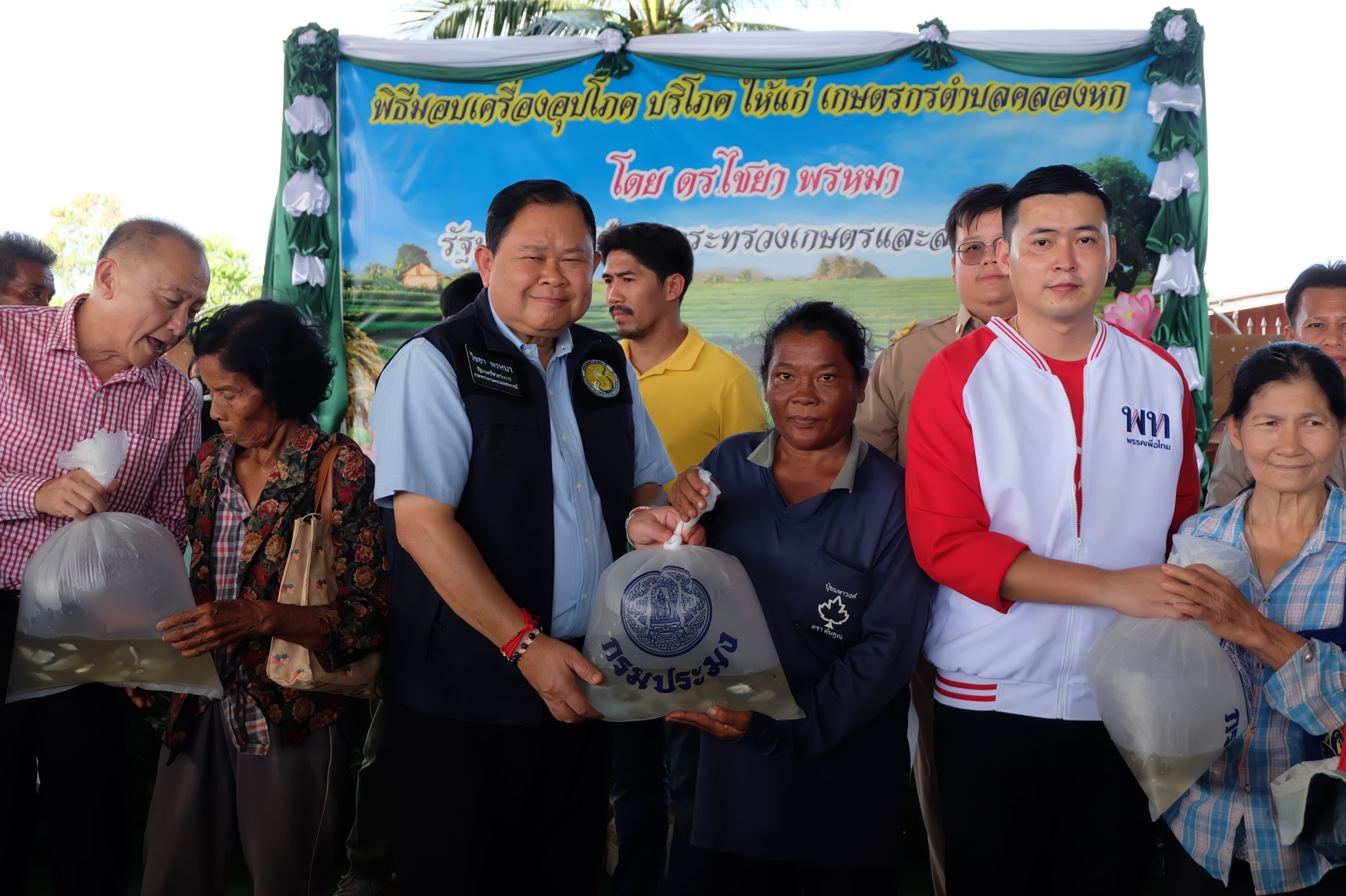 title - ส.ป.ก. ร่วมติดตามรัฐมนตรีช่วยว่าการกระทรวงเกษตรและสหกรณ์ (นายไชยา พรหมา) พร้อมคณะ ลงพื้นที่ตรวจราชการ ณ จังหวัดปทุมธานี